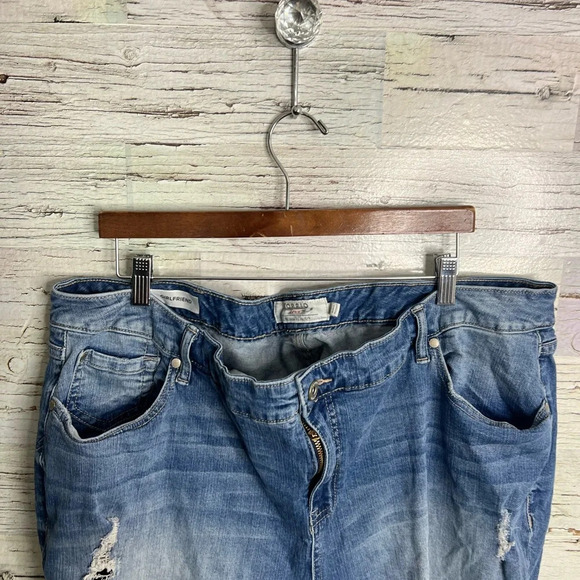 TORRID Girlfriend Distressed hem Cropped denim jeans Size 26R - Picture 3 of 8